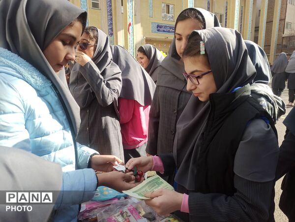 بازارچه کسب و کار دانش آموزی در دبیرستان دخترانه۱۳آبان 