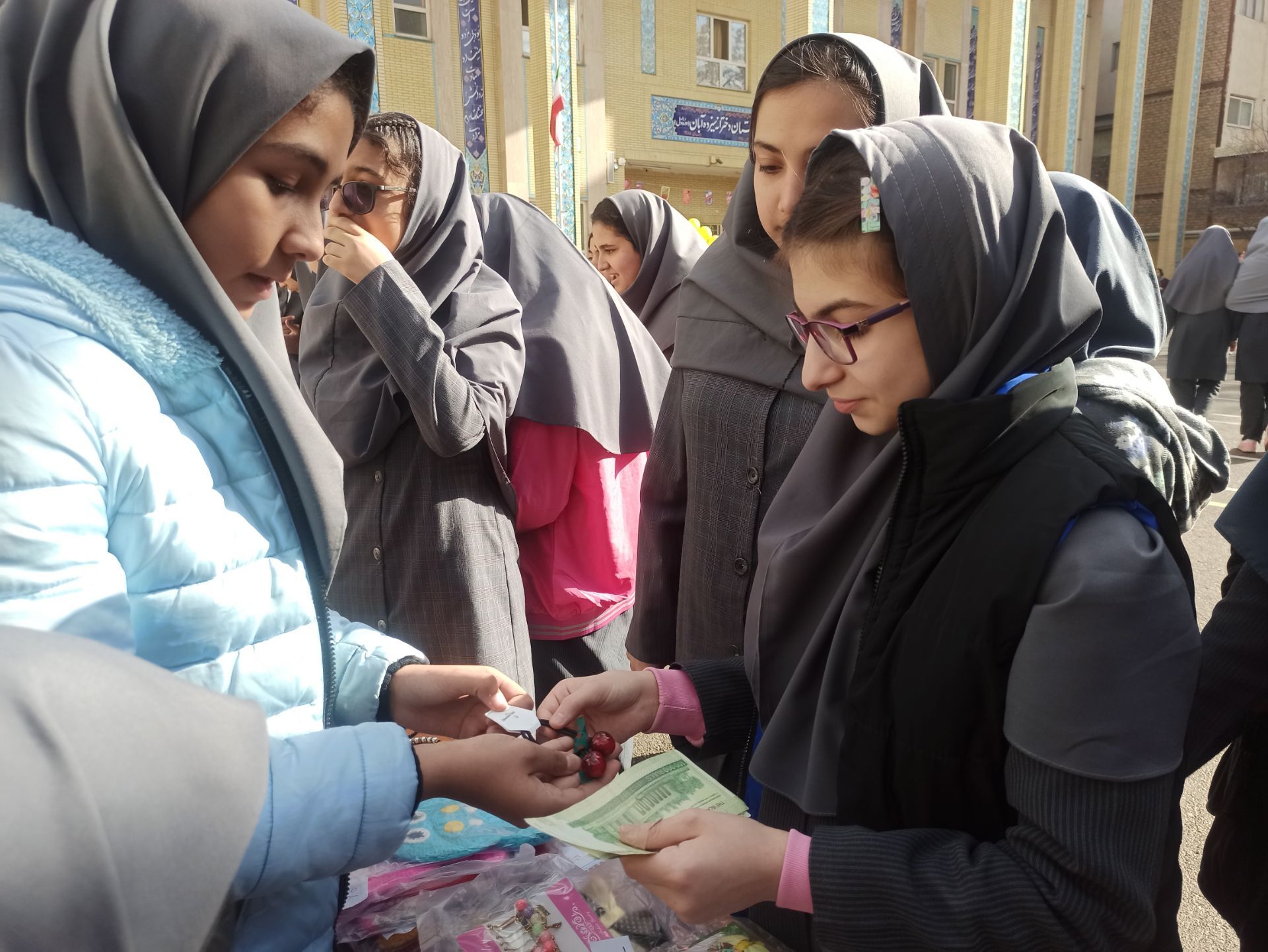 بازارچه کسب و کار دانش آموزی در دبیرستان دخترانه۱۳آبان 