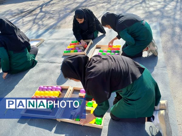 انجام بازی‌های گروهی دانش‌آموزان در مدرسه بهار آزادی