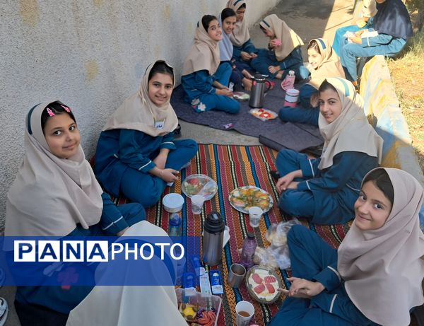 جشنواره غذای سالم در مدرسه سمیه کاشمر 