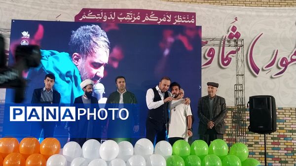 کیک ۱۴ متری در اجتماع مردمی به مناسبت تولد امام عصر در غرب مشهد