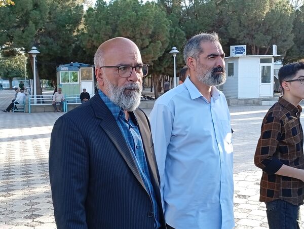 عطر افشانی و گلباران مزار شهدا توسط مسئولین کاشمر به مناسبت هفته دولت
