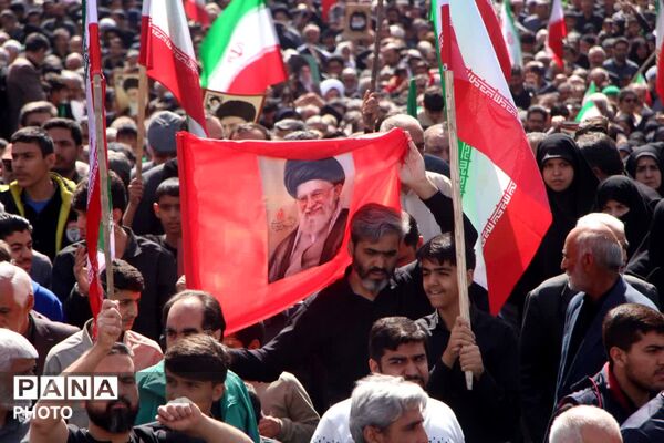 تشییع باشکوه پیکر شهدای تجاوز آمریکایی، صهیونیستی در یزد