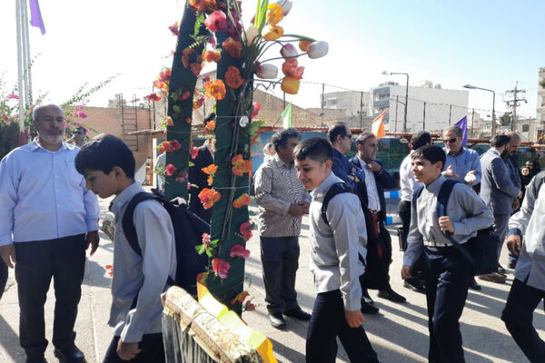 نواختن زنگ مهر در مدرسه هیات امنایی رازی ناحیه ۴ شیراز 