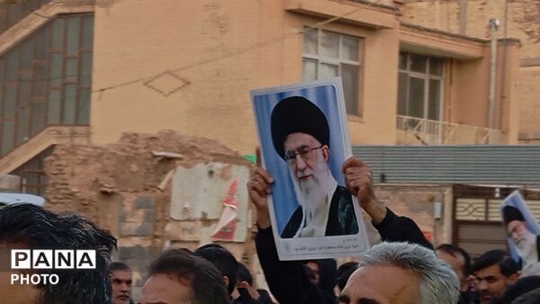 خروش مردم چهارمحال و‌بختیاری در میدان انقلاب شهرکرد
