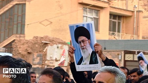 خروش مردم چهارمحال و‌بختیاری در میدان انقلاب شهرکرد
