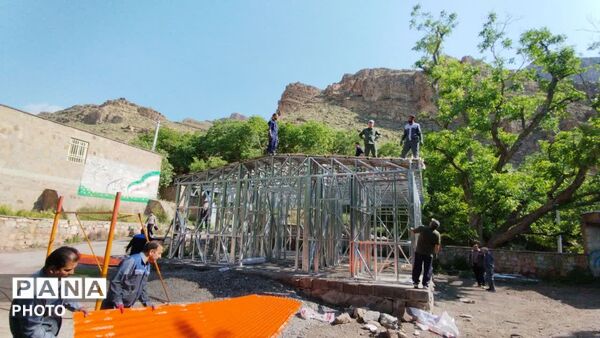 عملیات نصب سقف آموزشگاه های شهرستان مرزی کلات 