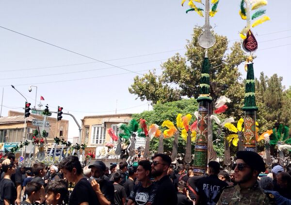 عزاداری ظهر  عاشورا در خیابان‌های شهر نیشابور 