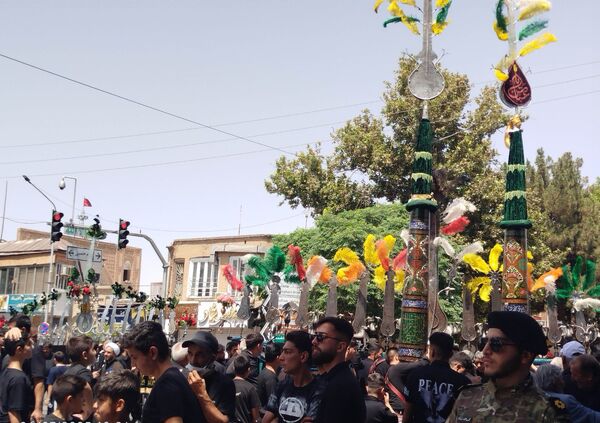 عزاداری ظهر  عاشورا در خیابان‌های شهر نیشابور 