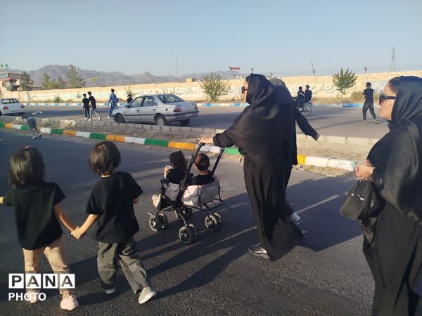 مشقِ عشق با پاهای کوچک روایت زائران خردسال کاشمر