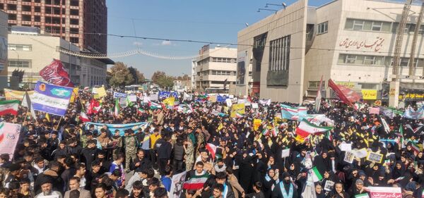 حضور پرشور دانش آموزان مشهد مقدس در راهپیمایی یوم‌الله ۱۳ آبان 