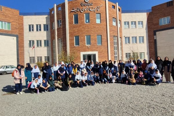 بازدید دانش آموزان مدرسه شهید خاقانی شیروان از کتابخانه اندیشه‌‌ در هفته کتاب و کتابخوانی