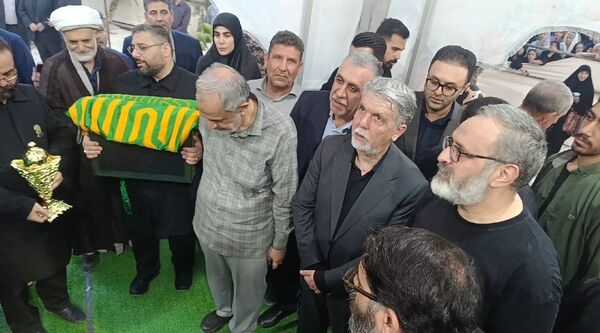 مراسم خاکسپاری استاد فرشچیان با حضور مسئولان ملی و کشوری در استان اصفهان