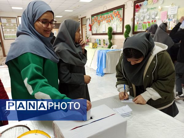 انتخابات شورای دانش آموزی در دبیرستان دخترانه ۱۳ آبان