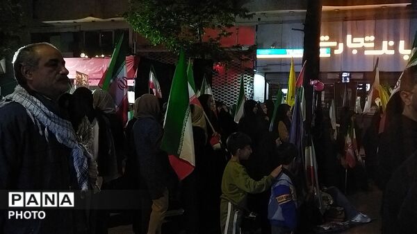 برای پنجاه و یکمین شب حسینیه امام شاهد حماسه مردم شد 