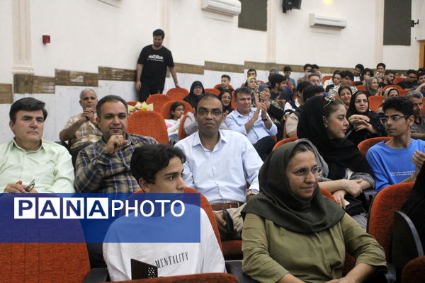 تجلیل از برگزیدگان دبیرستان شهید بهشتی شهرستان بوشهر (1)