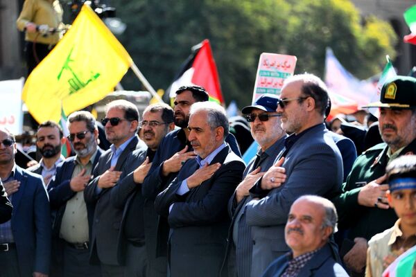 دانش آموزان و مسئولین در کنار یکدیگر، روز دانش‌آموز را رقم زدند
