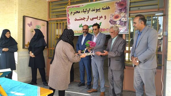 انتخابات انجمن اولیا و مربیان در دبستان دخترانه شهدا سامان 