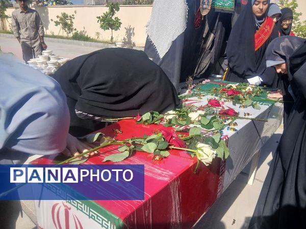 مراسم تشییع شهید گمنام در دبیرستان فرزانگان میناب