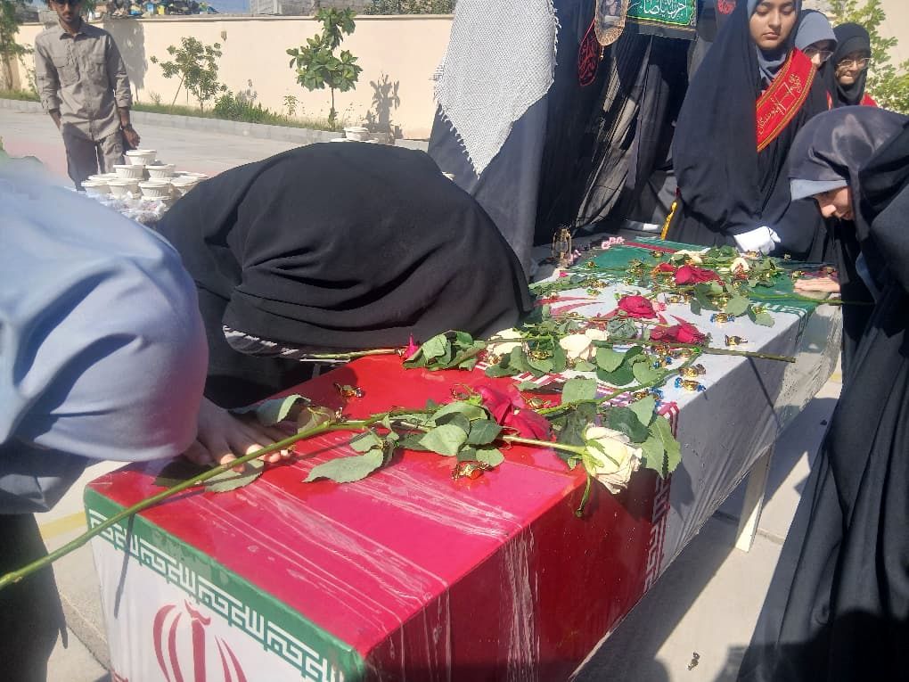 مراسم تشییع شهید گمنام در دبیرستان فرزانگان میناب