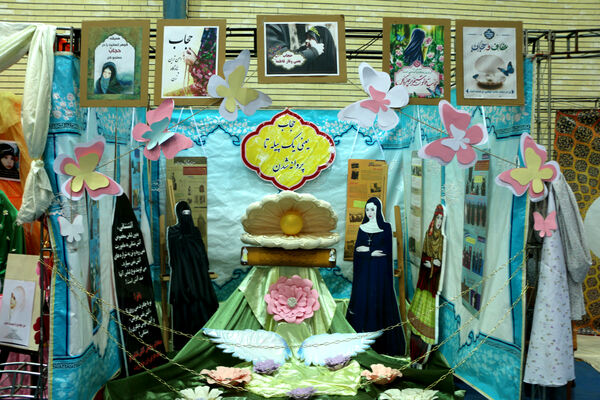 برپایی نمایشگاه عفاف و حجاب در هنرستان ایمان قم