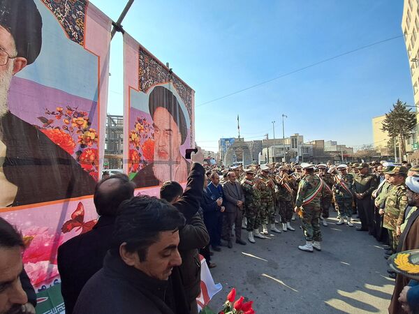 گلباران تمثال امام خمینی (ره) توسط دانش‌آموزان عجب‌شیر 
