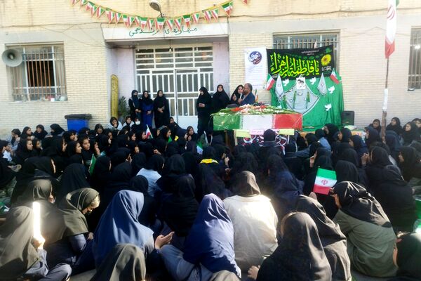 دبیرستان دخترانه صنف پوشاک ناحیه 3 میزبان شهید گمنام