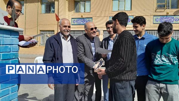 تقدیر از رتبه های برتر علمی-آموزشی، قرآنی، فرهنگی، ورزشی و هنری هنرستان شهید دیواندری سبزوار