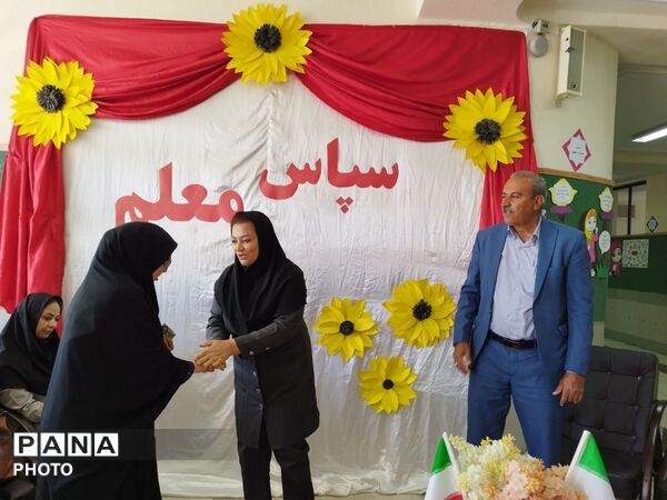 تجلیل از معلمان و اعضای انجمن اولیا و مربیان در مدرسه حضرت رقیه(س)