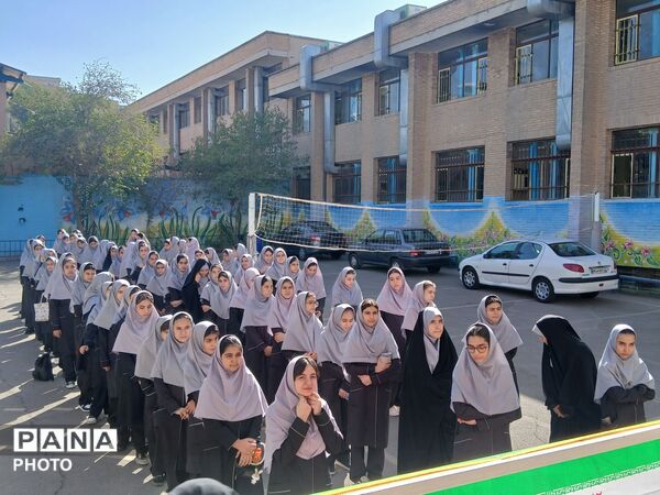 آغاز سال تحصیلی در دبیرستان پونه رونقی منطقه ۱۵
