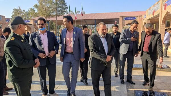 آغاز هفته بسیج دانش‌آموزی با غبارروبی مزار شهدای جوادالائمه توسط مسئولان و دانش‌آموزان بسیجی