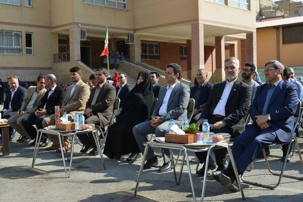 حاج مجید خوئی و بانو کمپانی، سازندگان ۹ کلاس جدید برای دختران بهارستانی