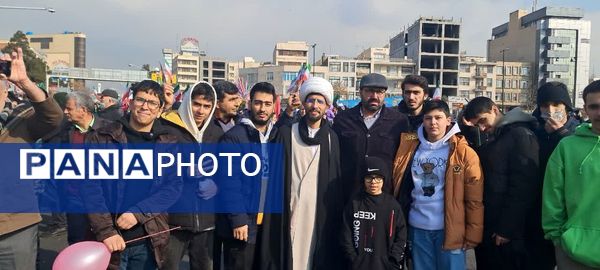 حماسه حضور فرهنگیان و دانش‌آموزان منطقه ۵ در راهپیمایی ۲۲ بهمن