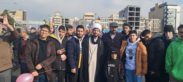 حماسه حضور فرهنگیان و دانش‌آموزان منطقه ۵ در راهپیمایی ۲۲ بهمن