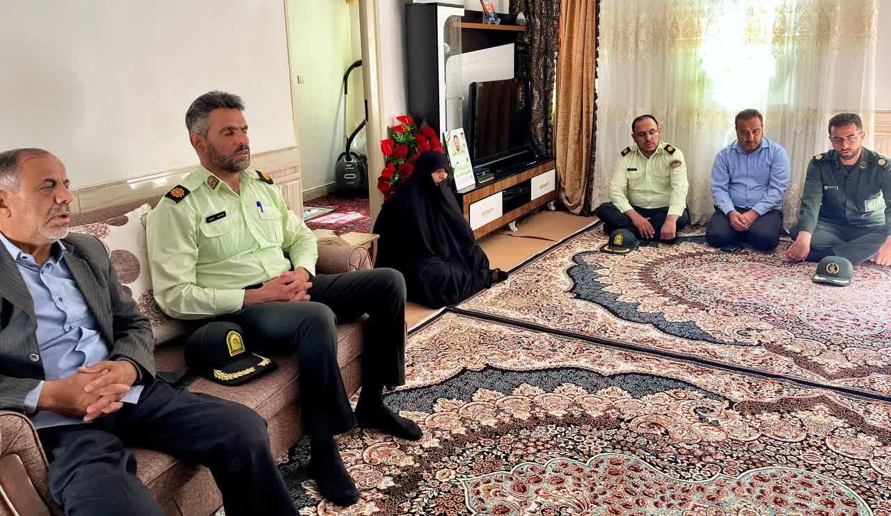 امام جمعه و بخشدار لالجین با خانواده شهید سلطانی‌مرام دیدار کردند