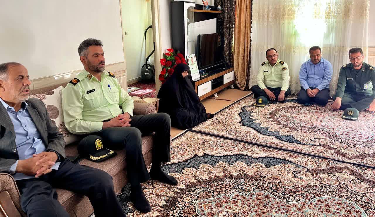 امام جمعه و بخشدار لالجین با خانواده شهید سلطانی‌مرام دیدار کردند
