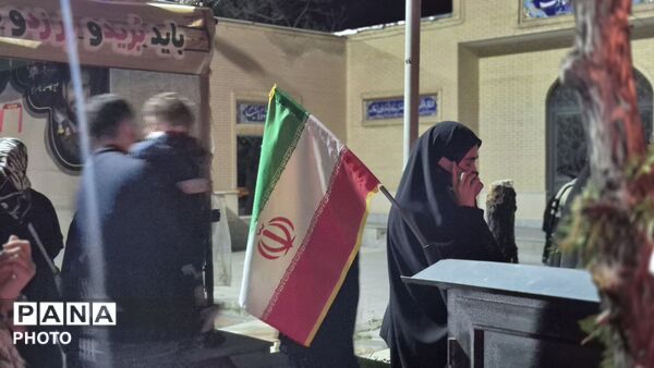 اربعین سردار غلامرضا سلیمانی و هم‌نوایی با کاروان حسینی در تجمع مردمی