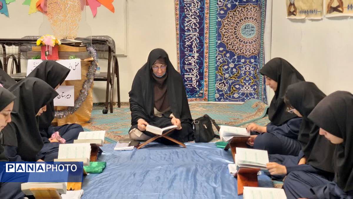 محفل انس با قرآن در دبیرستان فاطمیه ناحیه یک کرج