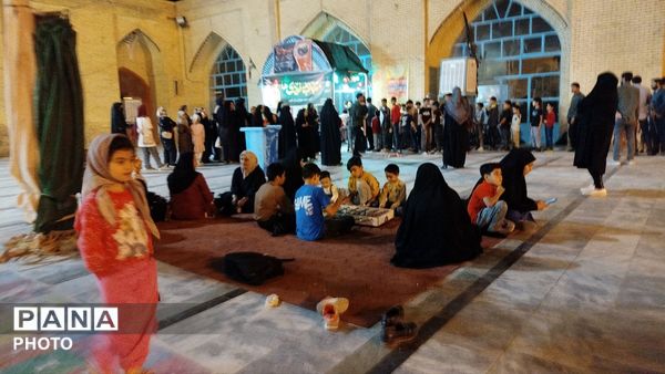 گذری بر غرفه دهه نودی ها و چایخانه حضرت زهرا(س)