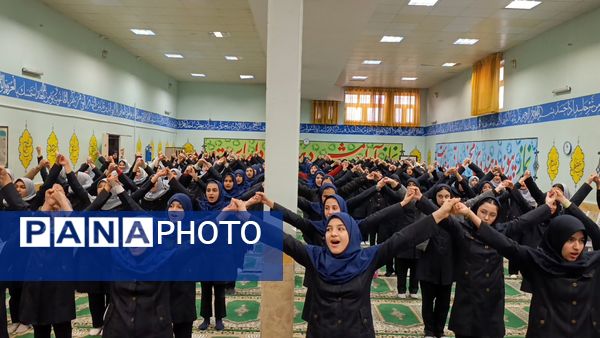 همخوانی سرود «ایرانمون» در دبیرستان حضرت معصومه (س) ناحیه 4 کرج 