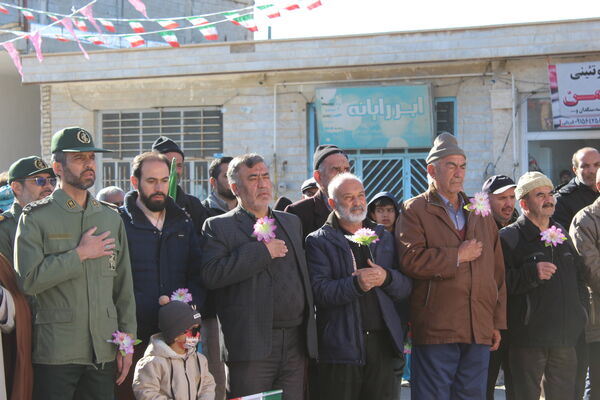 تمثال مبارک امام خمینی(ره) در شهر درق گلباران شد 