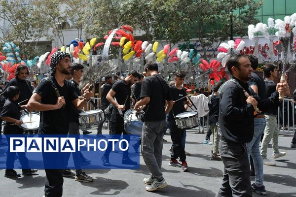 پرچم‌های عزا بر فراز حرم امام رضا(ع)