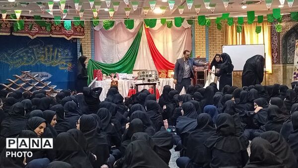 نمایشگاه خلاقیت های دانش آموزی در دبیرستان نفیسه فاضلی قم