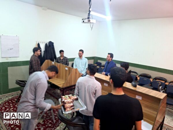 بازدید مدیر آموزشگاه نمونه آیت‌الله خامنه‌ای از قرائت خانه این دبیرستان