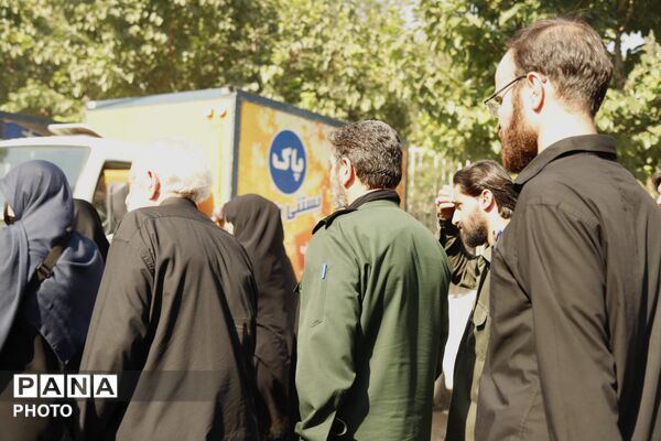 حضور فرمانده سپاه تهران در میان خیل زائران جاماندگان اربعین