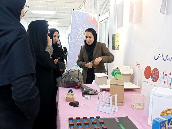بازدید از نمایشگاه دست سازه هنرستان فنی و حرفه ای دخترانه فلسطین 