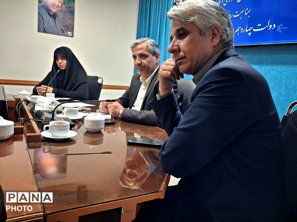 دیدار دختران تشکل های دانش آموزی و کار گروه دائمی دختران با فرماندار کاشمر 