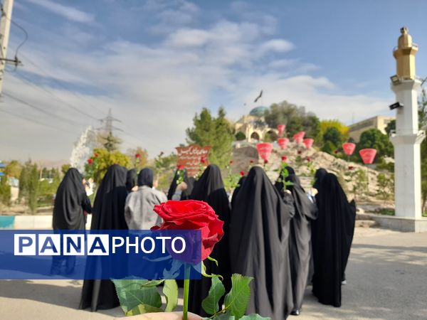 ادای احترام به شهدا توسط دانش‌آموزان دبیرستان فرهنگ ۱۳