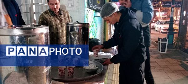 میزبانی دبیرستان سمیه از مردم به‌مناسبت ایام فاطمیه