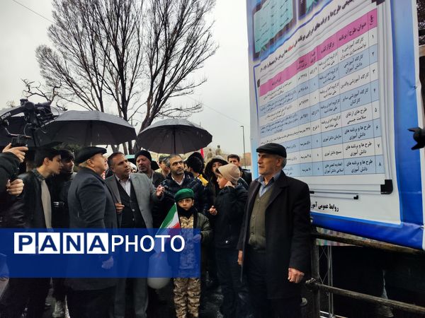 خلاقیت و نشاط دانش‌آموزی در غرفه‌های آموزش و پرورش در مسیر راهپیمایی ۲۲ بهمن